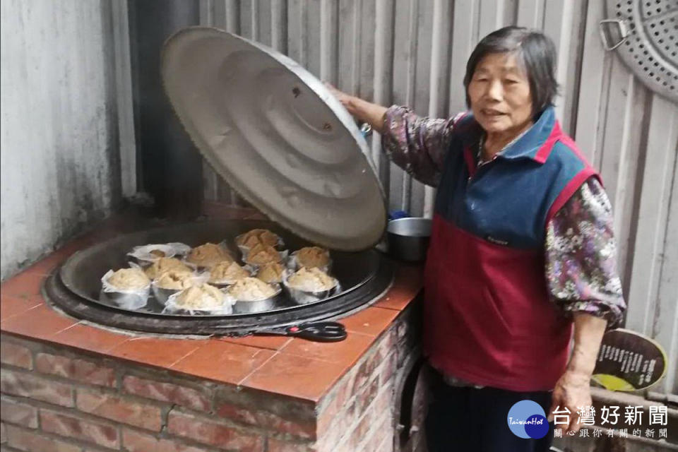 農曆12月25日入年假，客家人會準備甜粄、發粄等美食。