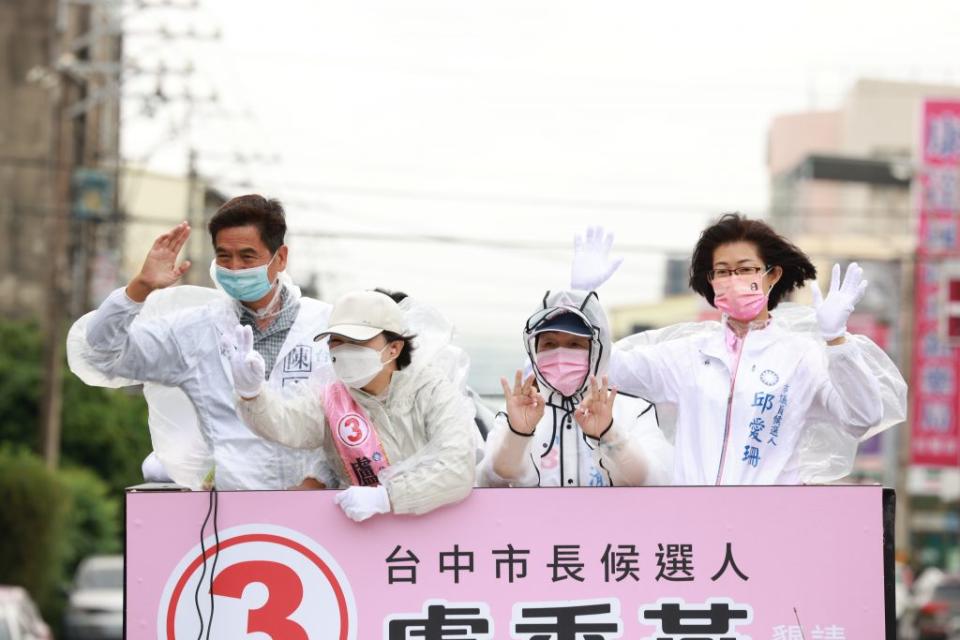 秀燕車隊從新社、石岡、東勢，一路到后里、豐原再到潭子、大雅及神岡，行程中遇到降雨，風雨同心與熱情支持者守護同行。（記者徐義雄攝）