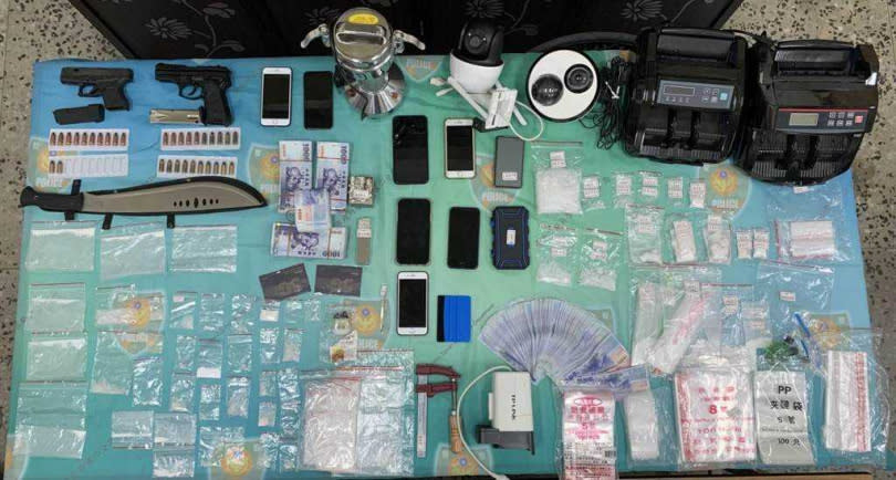 (H-20220916-8)台南警方於吳男小港區住所中，搜出大量海洛因及安非他命，與其自保用改造手搶2把。（圖／翻攝畫面）