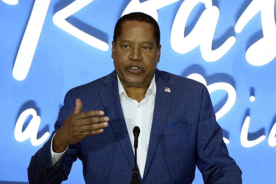 ARCHIVO - El precandidato republicano a la presidencia y conductor de radio Larry Elder habla durante un evento en Des Moines, Iowa, el 3 de junio de 2023. (AP Foto/Charlie Neibergall, Archivo)