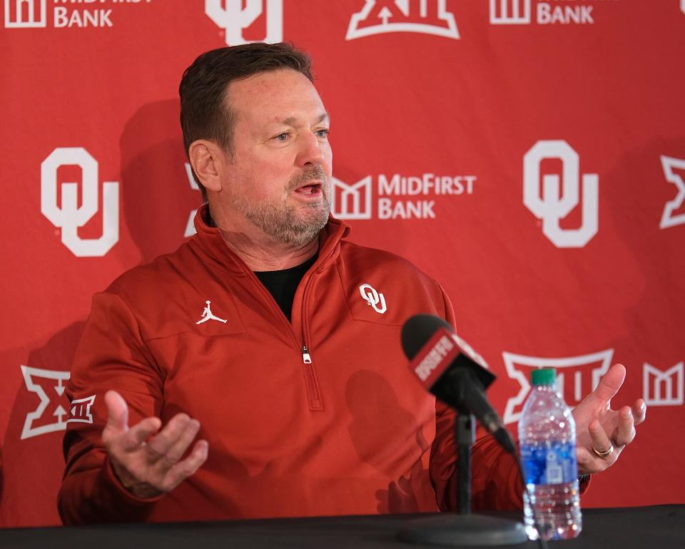 Bob Stoops will be at Youngstown State-Kentucky on Saturday, not Oklahoma-Nebraska.
