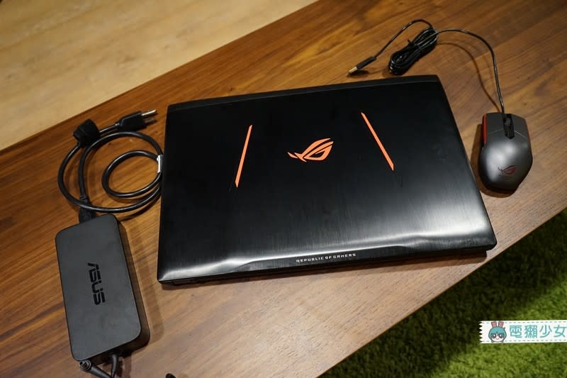 『ROG STRIX GL702VM』是Lala到目前為止用過最「大」台的筆電...17吋螢幕拿來玩遊戲真的非常爽快阿!!