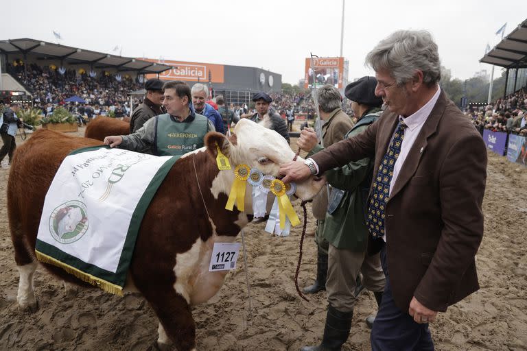 Nicolás Pino, presidente de la SRA, con la Gran Campeona Hembra Hereford