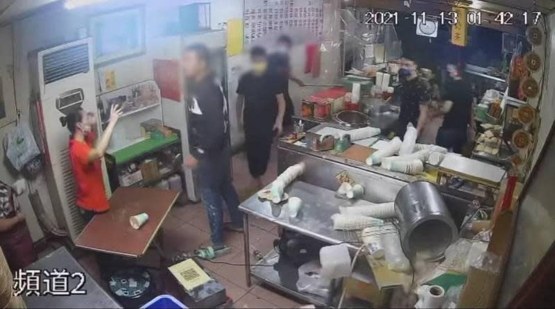 一夥黑衣人持鋁棒闖進林內鄉一家豆漿店打、砸，網友怒斥：「簡直是台中瑪莎拉蒂惡少翻版」。（翻攝畫面）