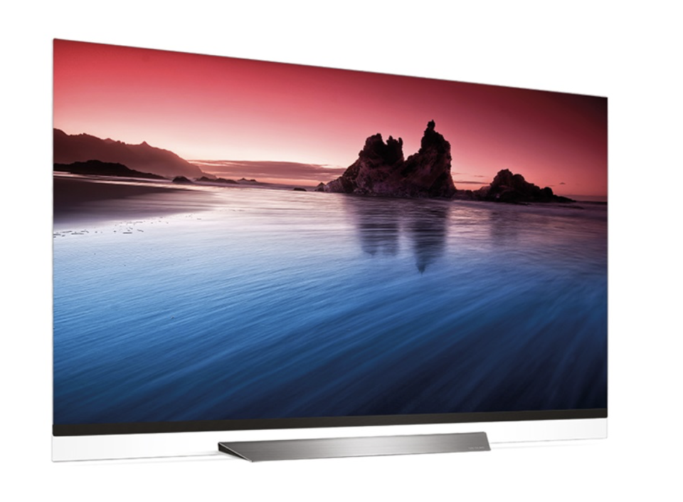 <p>In attesa della prossima uscita dei modelli 2019, rimane molto interessante la serie E che ha debuttato l’anno scorso con pannello oled a risoluzione 4k, supporto hdr10, Dolby Vision e hlg. Disponibile nei tagli anche da 55 e 75 pollici, questo televisore raggiunge un picco di luminosità di 800 nits, sonoro Dolby Atmos. </p>