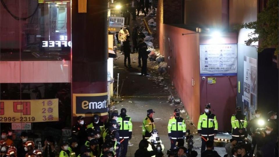 Una calle custodiada por las autoridades en Itaewon