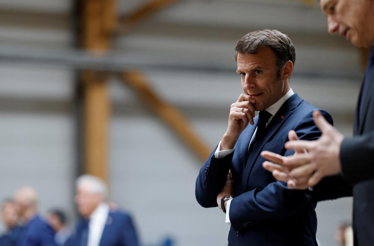 Emmanuel Macron lors de sa visite de l’usine Mathis à Muttersholtz mercredi 19 avril. 
