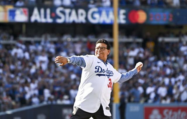 Fernando Valenzuela's number retirement celebrated by Jaime Jarrín