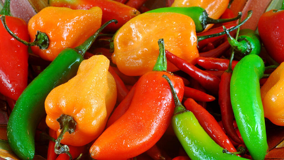 La capsaicina, presente en los chiles, ayudaría al cuerpo a quemar más calorías. Foto: Dash_med / iStockphoto