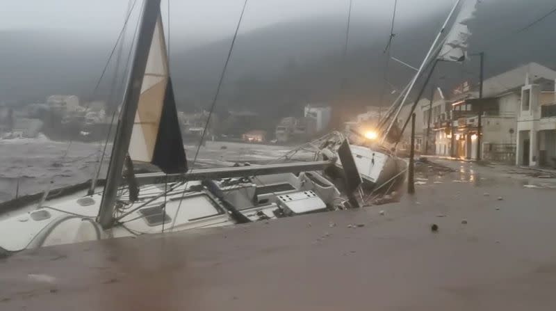 Imagen de un bote hundido durante la tormenta Ianos en Ágia Effimía, Cefalonia