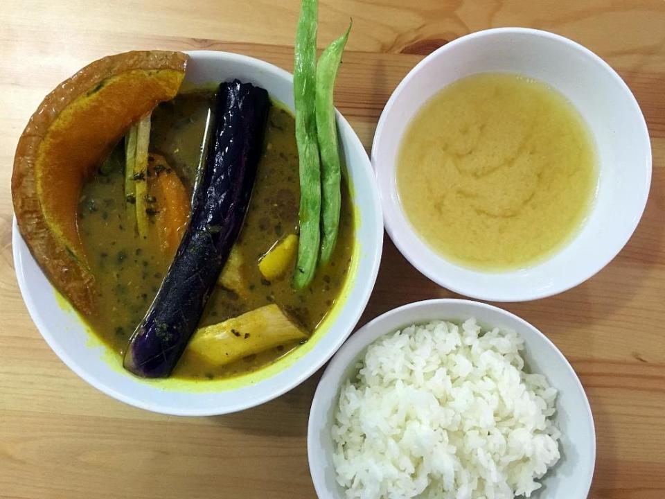 「雞肉蔬菜咖哩湯飯定食」的咖哩湯濃香下飯，蔬菜多樣可口，雞腿肉香嫩入味。（200元／份）