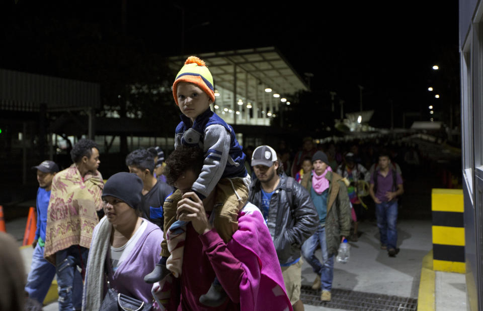 Migrantes de Honduras cruzan la frontera entre México y Guatemala sin el registro de las autoridades en Ciudad Hidalgo, México, el viernes 18 de enero de 2019. (AP Foto / Moisés Castillo)