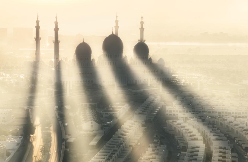 Así luce Abu Dabi cubierta por la niebla