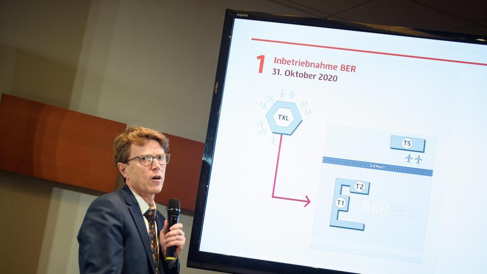 BER-Flughafen-Chef Engelbert Lütke Daldrup präsentiert das neue Eröffnungsdatum.