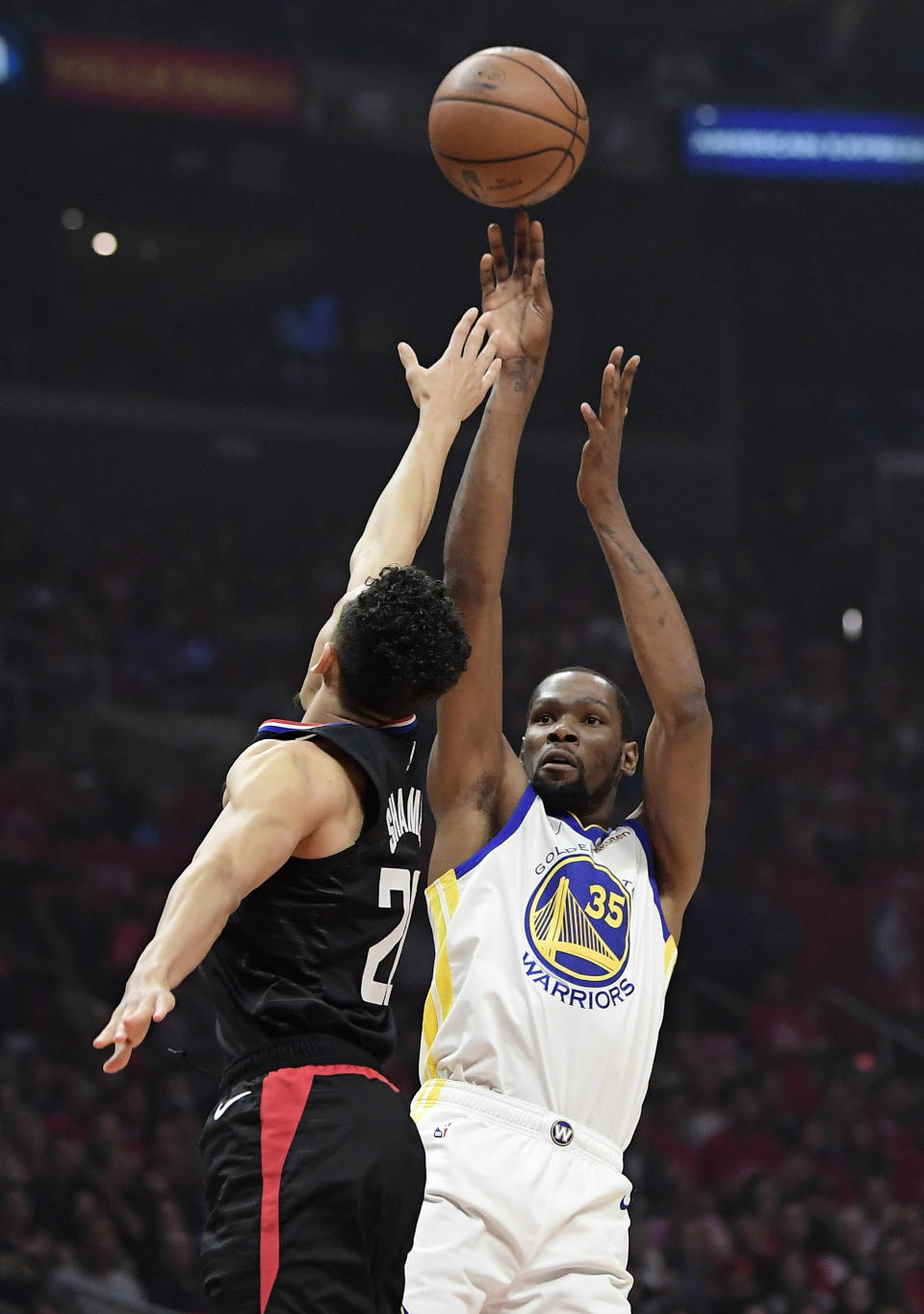 El alero de los Golden State Warriors Kevin Durant, derecha, dispara al aro sobre la defensa de Landry Shamet, de los Clippers de Los Angeles, en la pirmera mitad del tercer juego de su serie de playoffs de la NBA el jueves, 18 de abril del 2019. (AP Foto/Mark J. Terrill)