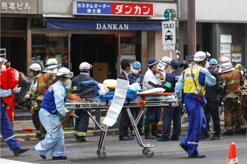 2021年12月17日，大阪鬧區大樓發生縱火案，27人在送醫前心肺停止。（美聯社）