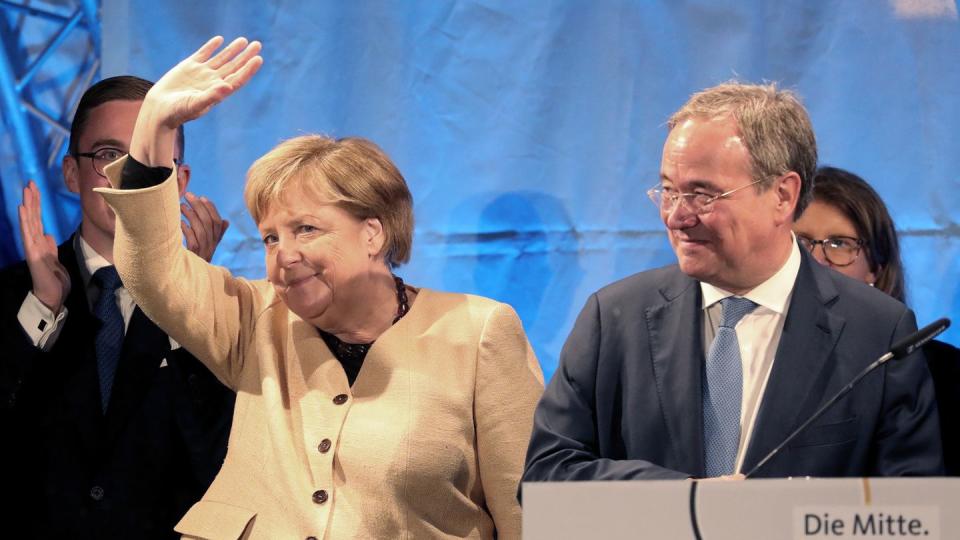 Angela Merkel (CDU), Bundeskanzlerin, und Armin Laschet (CDU), Unions-Kanzlerkandidat, stehen bei einem gemeinsamen Wahlkampfauftritt in Stralsund auf der Bühne.