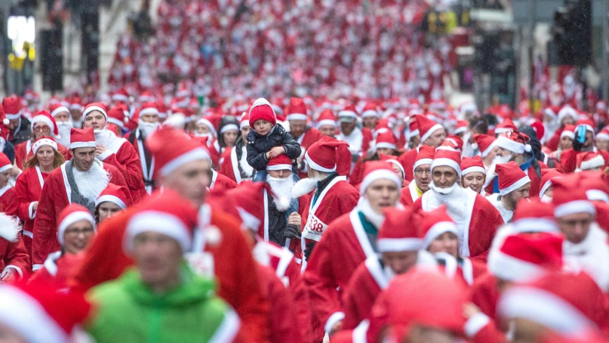 Teilnehmer des "Santa Dashs" in Glasgow.