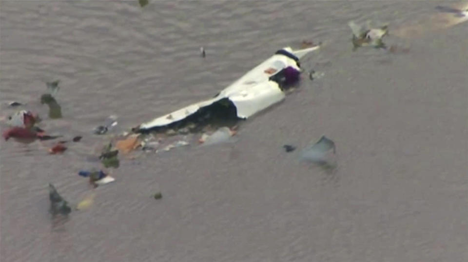 En esta imagen tomada de un video proporcionado por KRIV FOX 26 muestra los restos de un avión de carga que se estrelló el sábado 23 de febrero de 2019 en Trinity Bay, justo al norte de Galveston Bay y el Golfo de México en Texas. (KRIV FOX 26 vía AP)