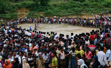 Rohingya refugees wait for aid in Cox's Bazar, Bangladesh September 20, 2017. REUTERS/Danish Siddiqui