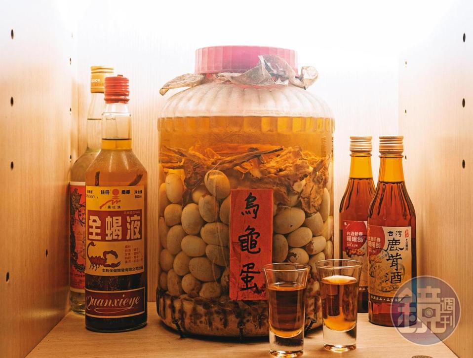 浸了40年的「烏龜蛋酒」是無價的鎮店之寶。（非賣品）