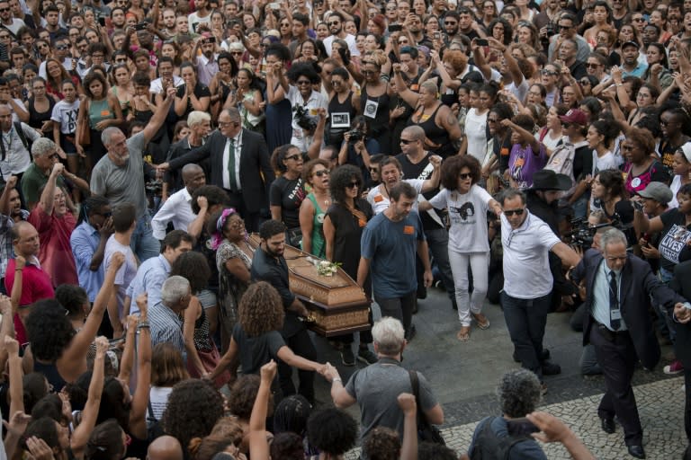 Politicians, friends and relatives carry the coffin of slain Brazilian councilwoman and activist Marielle Franco