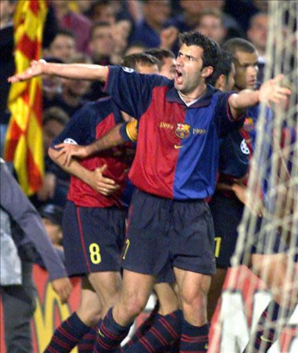 Luis Figo of Barcelona harangues the crowd in a Champions League quarter-final return match against Chelsea in Camp Nou stadium at Barcelone 18 April 2000. electronic image