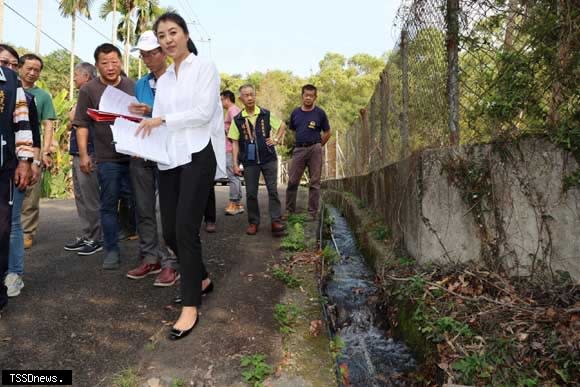 南投縣長許淑華率工務處人員會勘國姓鄉多件道路排水改善工程。（記者蔡榮宗攝）