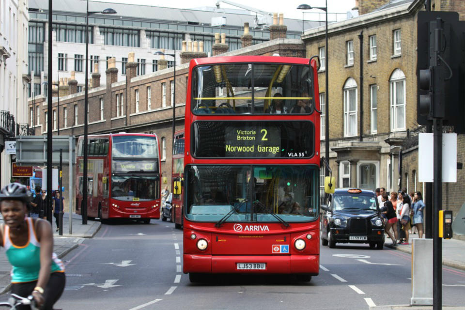 <p>La ciudad del mundo en la que el transporte público es más caro es Londres, donde al mes un ciudadano se gasta una media de 141,1 euros en utilizar sus 11 líneas de metro o sus casi 700 rutas de autobús. (Foto: Pixabay). </p>