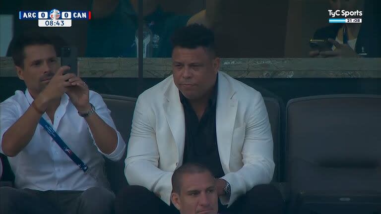 Ronaldo Nazario asistió al MetLife Stadium para ver al seleccionado argentino. Captura: TYC Sports