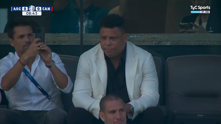 Ronaldo Nazario attended the MetLife Stadium to watch the Argentina national team.  Catch: TYC game