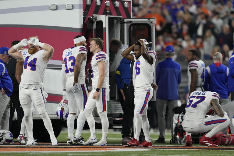 La reacción de los compañeros de Hamlin tras el impacto que recibió el jugador de Búfalo Bills