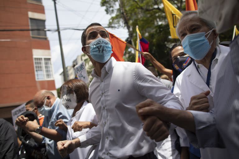 El líder opositor venezolano Juan Guaidó en una marcha de representantes de trabajadores sanitarios por las calles de la capital venezolana para exigir el ingreso masivo de vacunas contra el coronavirus