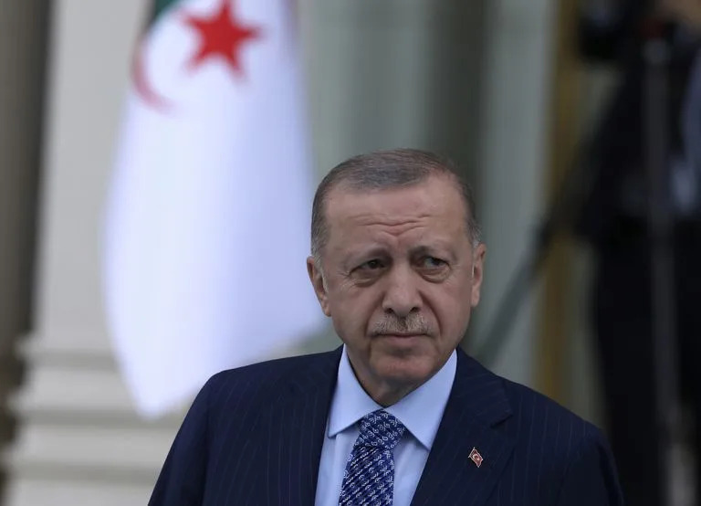 Archivo - El presidente turco, Recep Tayyip Erdogan, llega a una ceremonia en Ankara, Turquía, el 16 de mayo de 2022. (AP Foto/Burhan Ozbilici, Archivo)