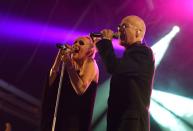 "Don't you want me baby, don't you want me oooooh!": The Human League gehörten in den 80-ern zu den wichtigsten Vertretern der Synth-Pop-Szene. Das letzte Album der Briten ist inzwischen elf Jahre alt, doch dafür sind sie live umso aktiver. Susan Ann Sulley (im Bild links), Philip Oakey und Joanne Catherall sind noch immer regelmäßig auf Tour, jenseits der Insel gab es zuletzt aber nur wenige Konzerte. (Bild: Getty Images/Tabatha Fireman)