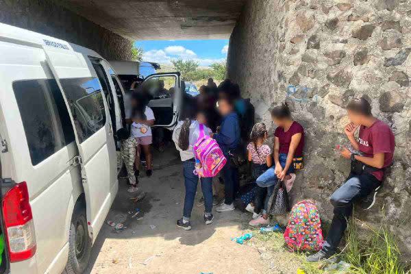 Los migrantes eran transportados en ocho camionetas de pasajeros. (Foto: INM)