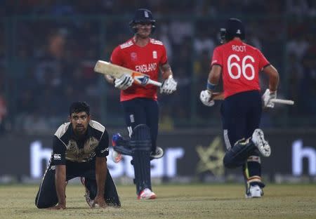 Cricket - England v New Zealand - World Twenty20 cricket tournament semi-final - New Delhi, India - 30/03/2016. New Zealand's Ish Sodhi (L) reacts as England's Joe Root (R) and Jason Roy take a run. REUTERS/Adnan Abidi