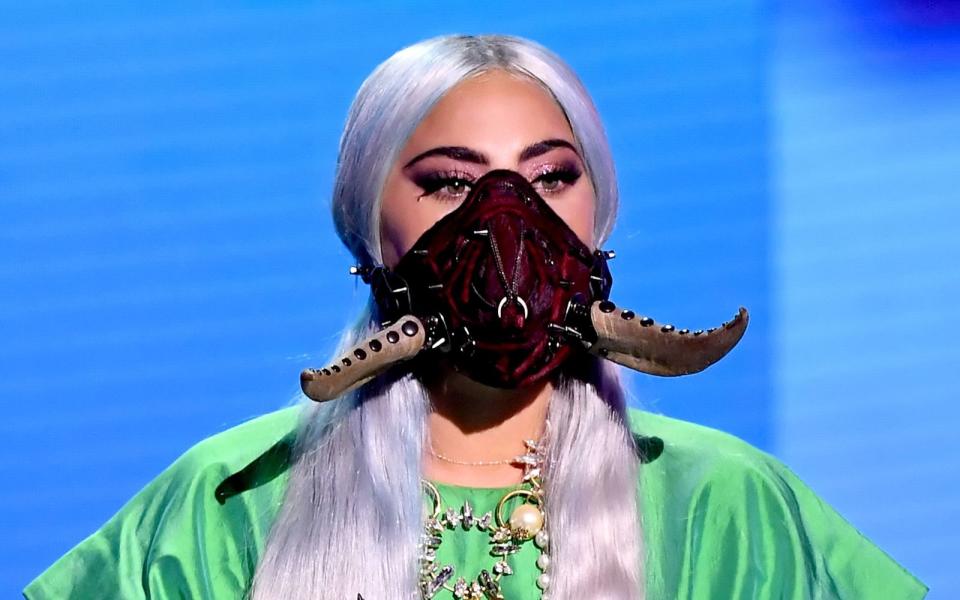 Lady Gaga fand bei den MTV VMAs 2020 auch die modische Schnittmenge zwischen Tintenfisch und Pandemie. Nach diesem Tentakel-Modell im Supermarkt fragen? Können Sie sich wohl schenken. (Bild: MTV/Kevin Winter/Getty Images)