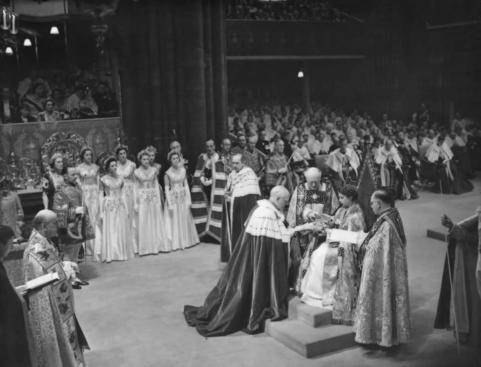 La Reina con su atuendo en la coronación en 1953. (Getty Images)