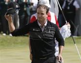 Zach Johnson of U.S. acknowledges the crowd after finishing his final round of the BMW Championship golf tournament at the Conway Farms Golf Club in Lake Forest, Illinois, September 16, 2013. REUTERS/Jim Young