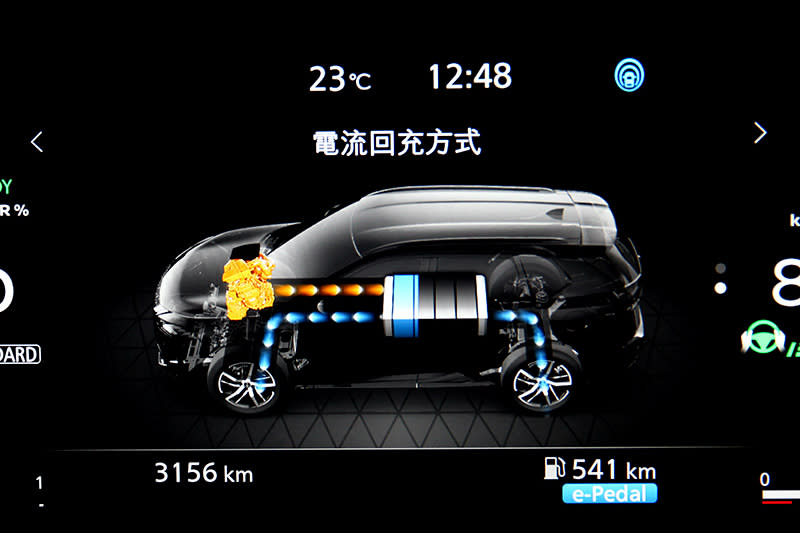 當電量不足時系統將自動開啟引擎，開始對電池進行充電動作。