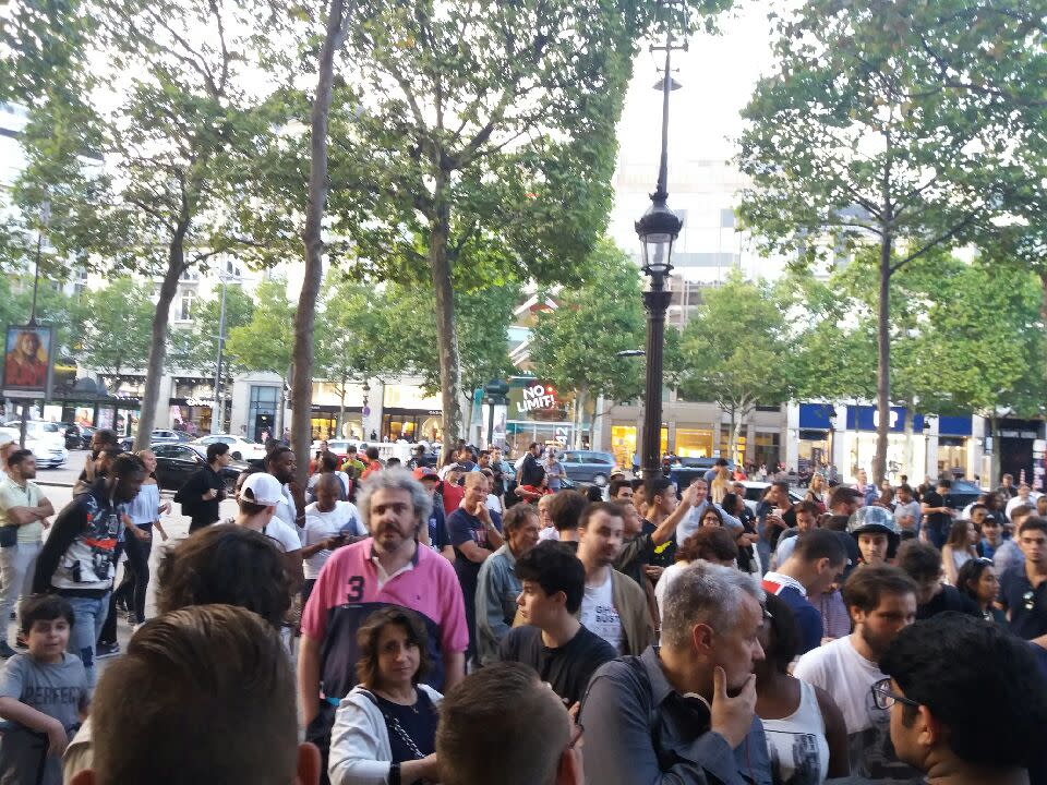 Les supporters parisiens se sont déplacés en masse devant la boutique du club de la capitale.