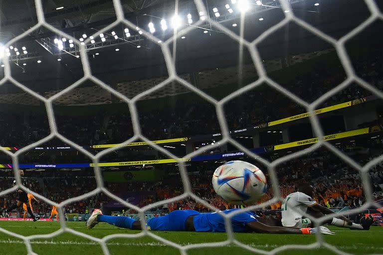 Gol de Países Bajos: la frustración del arquero de Senegal, Edouard Mendy, luego de no poder evitar la caída de su valla en el duelo por el Grupo A de la Copa Mundial Qatar 2022 en el estadio Al-Thumama en Doha el 21 de noviembre de 2022.