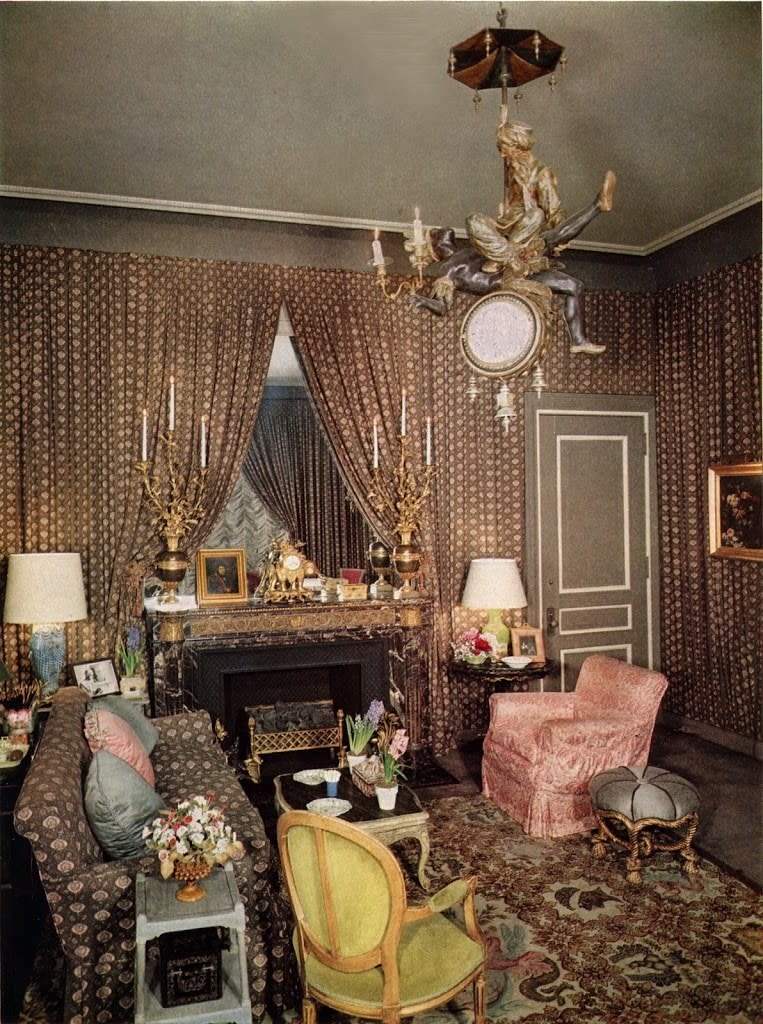 The Paley living room after Billy Baldwin lined it with $2.50-a-yard calico. Image from The Finest Rooms by America’s Great Decorators (Viking Press, 1964).