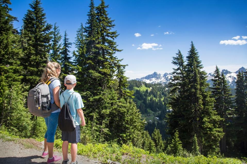 Parenting experts are sharing how to enjoy America’s national parks with kids in tow. Brocreative – stock.adobe.com