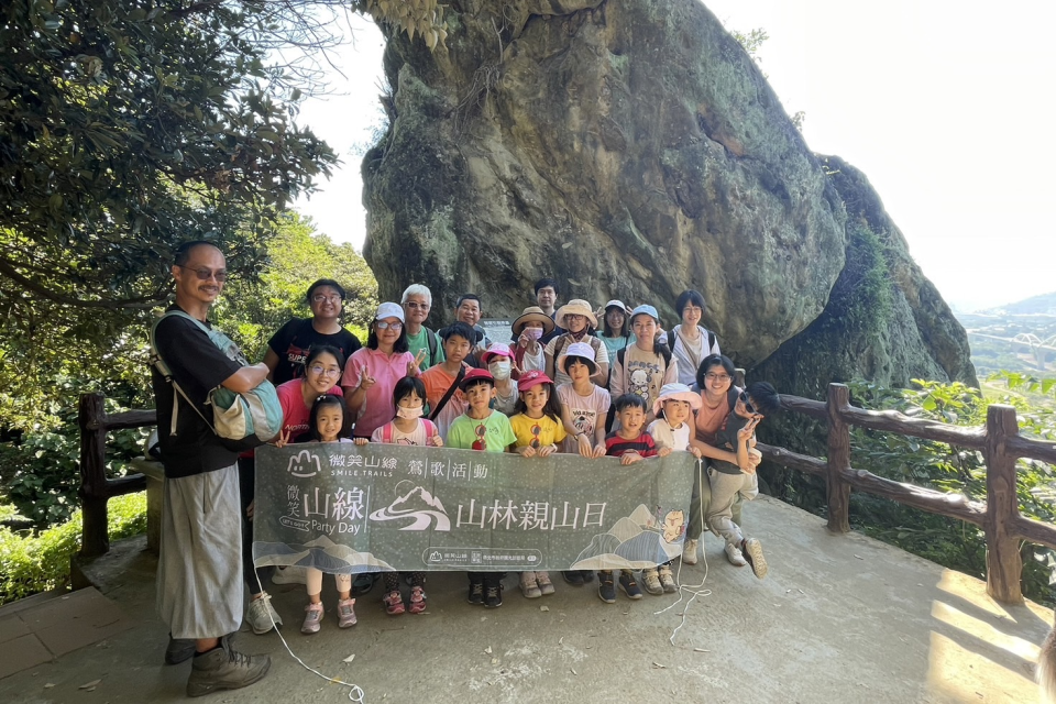 今天鶯歌山林親山日，爬山親近山林