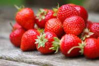 <p>Aunque parezca muy pequeña, esta fruta es una excelente fuente de ácido fólico, que, entre otras ventajas, podría aumentar el conteo de esperma. <em>Foto: RBOZUK / Getty Images.</em> </p>