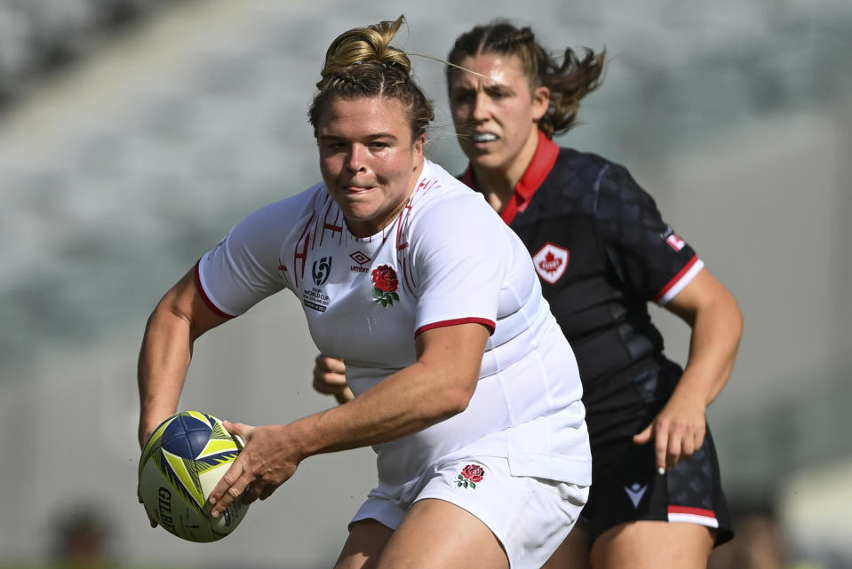 Sarah Bern of England passes the ball during the women's rugby World Cup semifinal between Canada and England at Eden Park in Auckland, New Zealand, Saturday, Nov.5, 2022. (Andrew Cornaga/Photosport via AP)