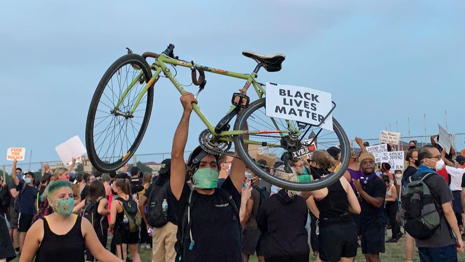 一群身穿黑T恤的示威民眾聚集在華盛頓紀念碑前高喊「黑人的命也是命」。（記者張筠 / 攝影）