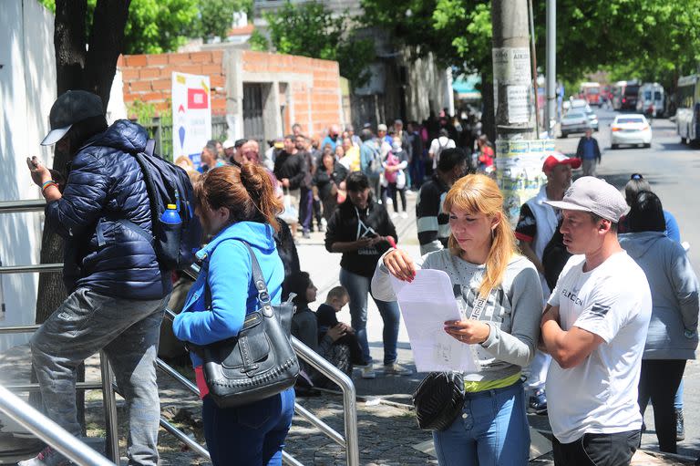 En los primeros días de inscripción al refuerzo alimentario se formaron largas filas en las oficinas de Anses